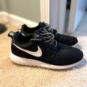 Nike womens Roshe One shoe